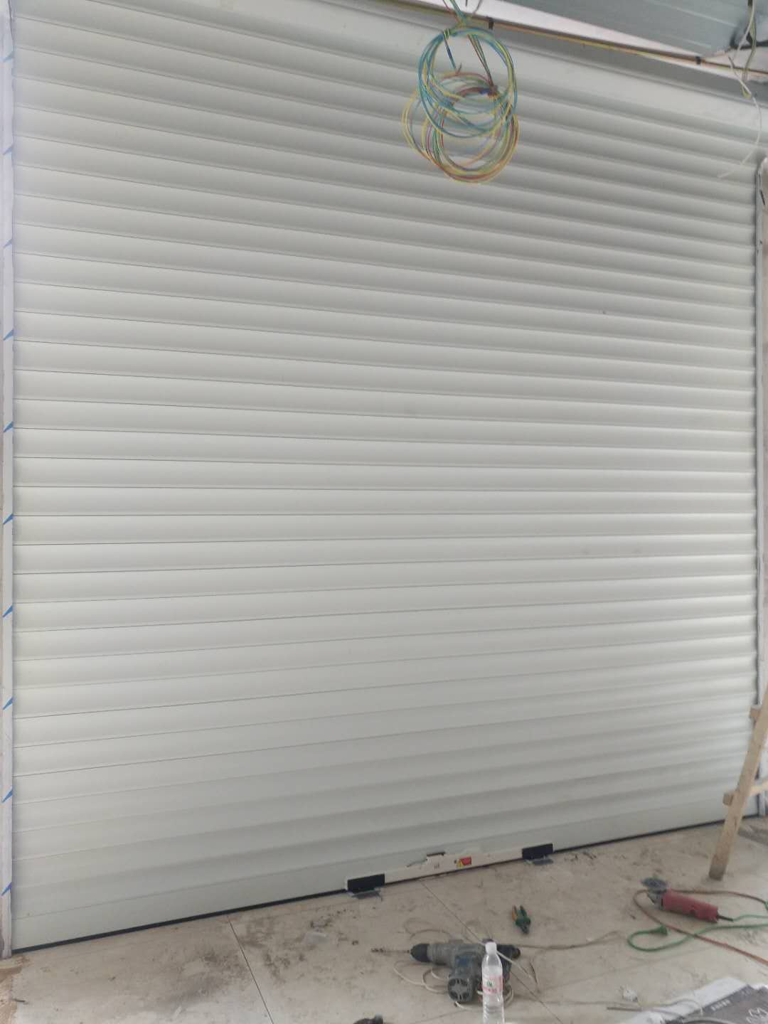 手動卷簾門和電動卷簾門的區(qū)別在哪些方面？