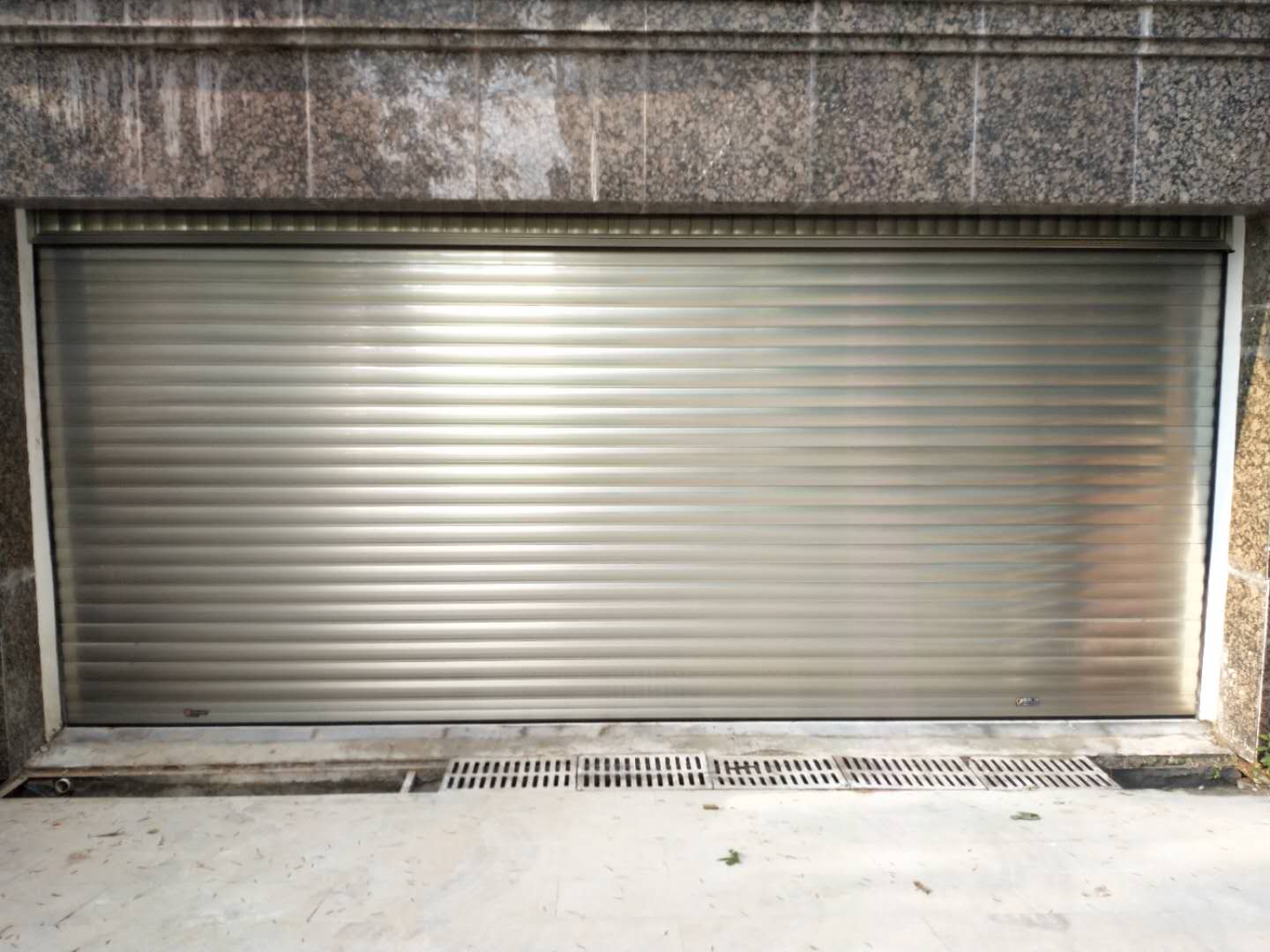 自動車庫門怎么做好氧化？